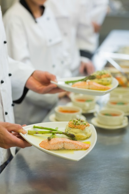 Chef con plato de salmón