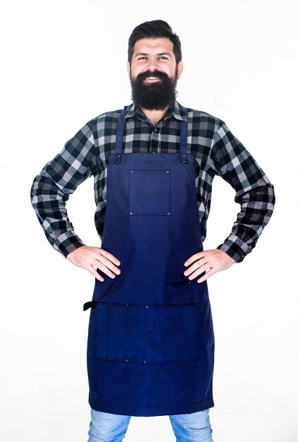 Para un chef práctico y confiado hombre barbudo cocinero en delantal de cocina cocinero de parrilla aislado en blanco cocinero con barba larga que lleva delantal Maestro cocinero en el delantal para cocinar con bolsillos