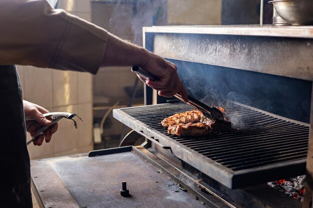 el chef prepara la carne. De cerca