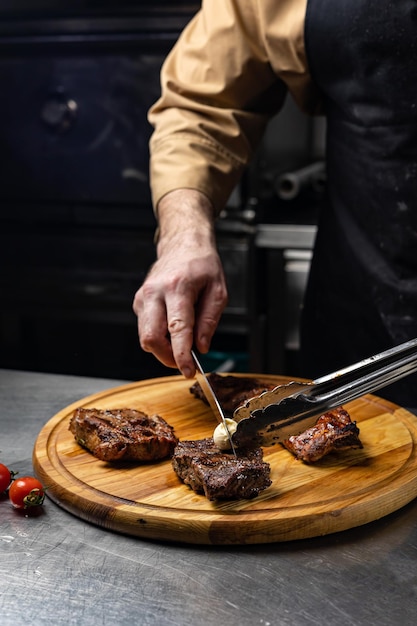 el chef prepara la carne. De cerca