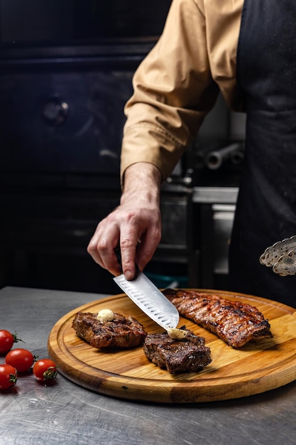 el chef prepara la carne. De cerca