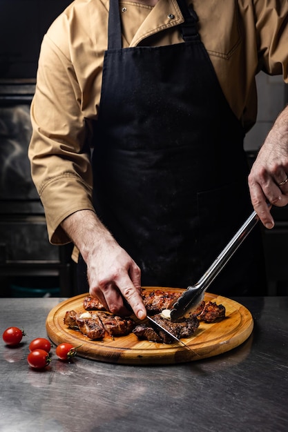 el chef prepara la carne. De cerca