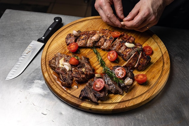 el chef prepara la carne. De cerca