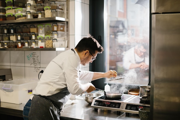 El chef prepara la comida en la cocina moderna y espaciosa.