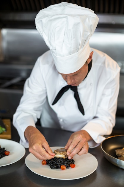 Chef prepara comida na cozinha