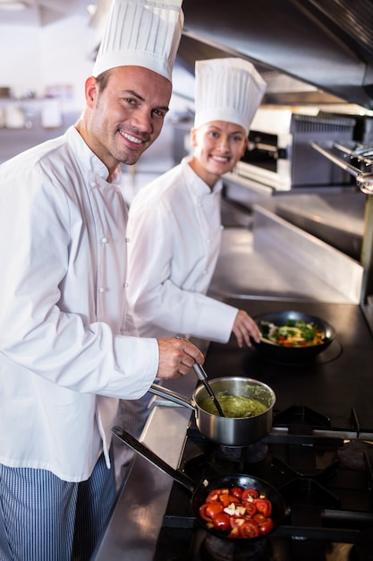 Chef prepara comida na cozinha