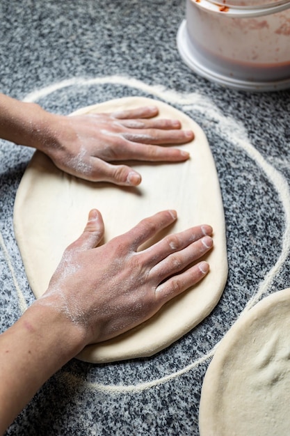 el chef prepara una deliciosa pizza en el restaurante. De cerca