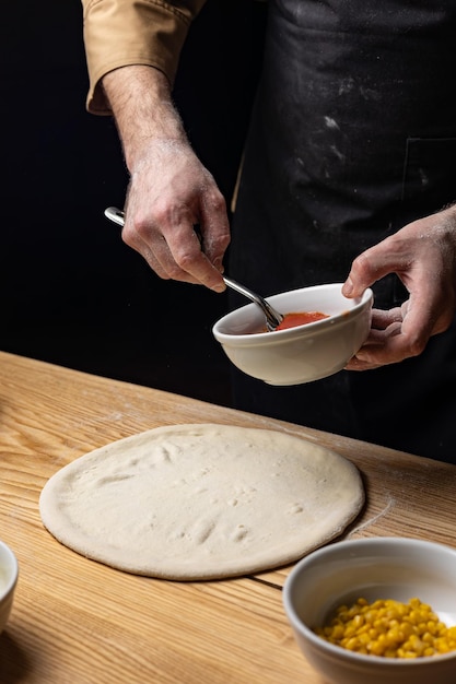 el chef prepara una deliciosa pizza en el restaurante. De cerca