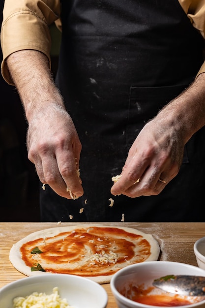 el chef prepara una deliciosa pizza en el restaurante. De cerca