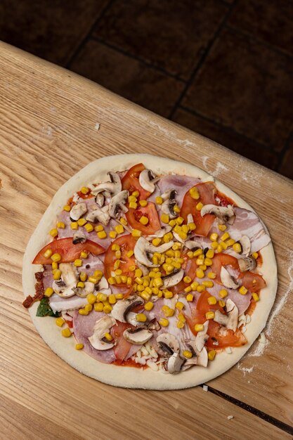 el chef prepara una deliciosa pizza en el restaurante. De cerca