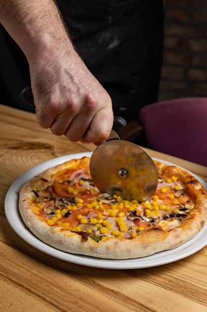 el chef prepara una deliciosa pizza en el restaurante. De cerca