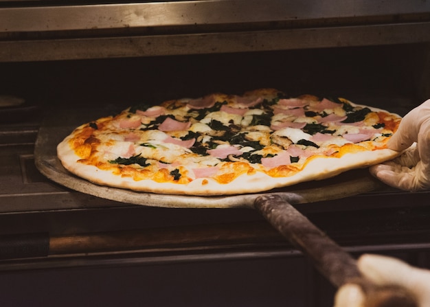 Chef prepara deliciosas pizzas na cozinha