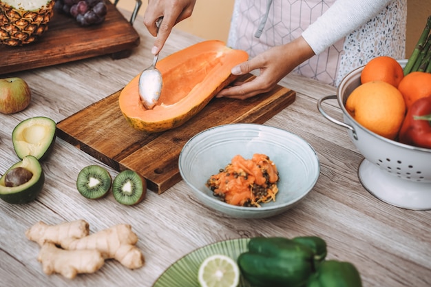 Foto chef prepara ensalada de frutas y verduras de verano