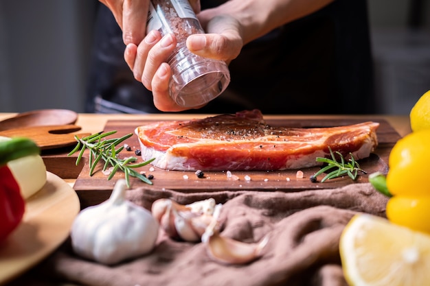 Chef prepara filete de chuleta de cerdo con salsa de barbacoa en la cocina