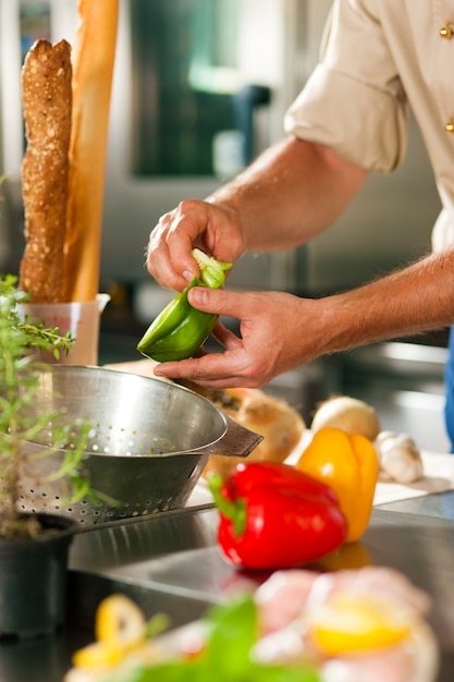 Chef prepara legumes