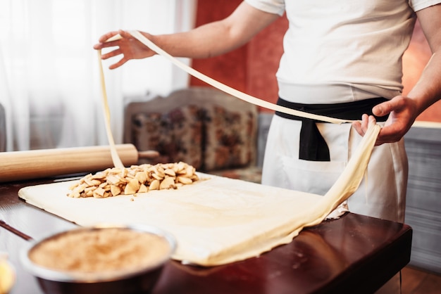 Chef prepara massa para strudel de maçã