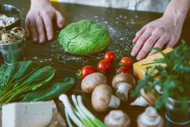 Foto el chef prepara paso a paso raviolis verdes en forma de corazón para una cena festiva