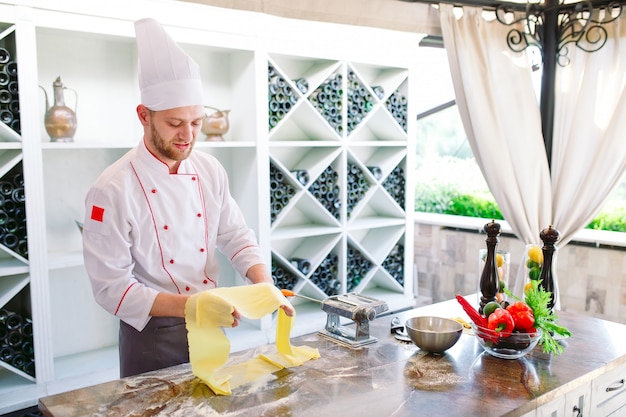 El chef prepara la pasta para los visitantes.