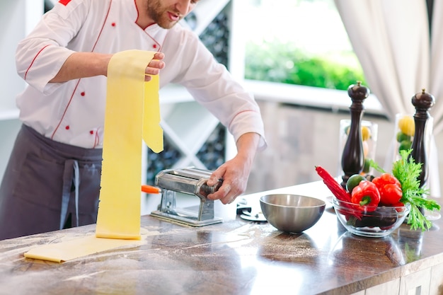 El chef prepara la pasta para los visitantes.