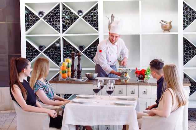 El chef prepara la pasta para los visitantes.