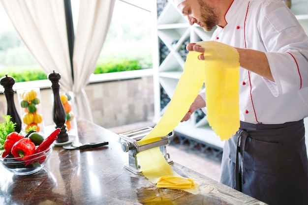 Foto el chef prepara la pasta para los visitantes.