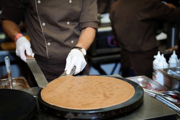 Chef prepara uma panqueca de perto