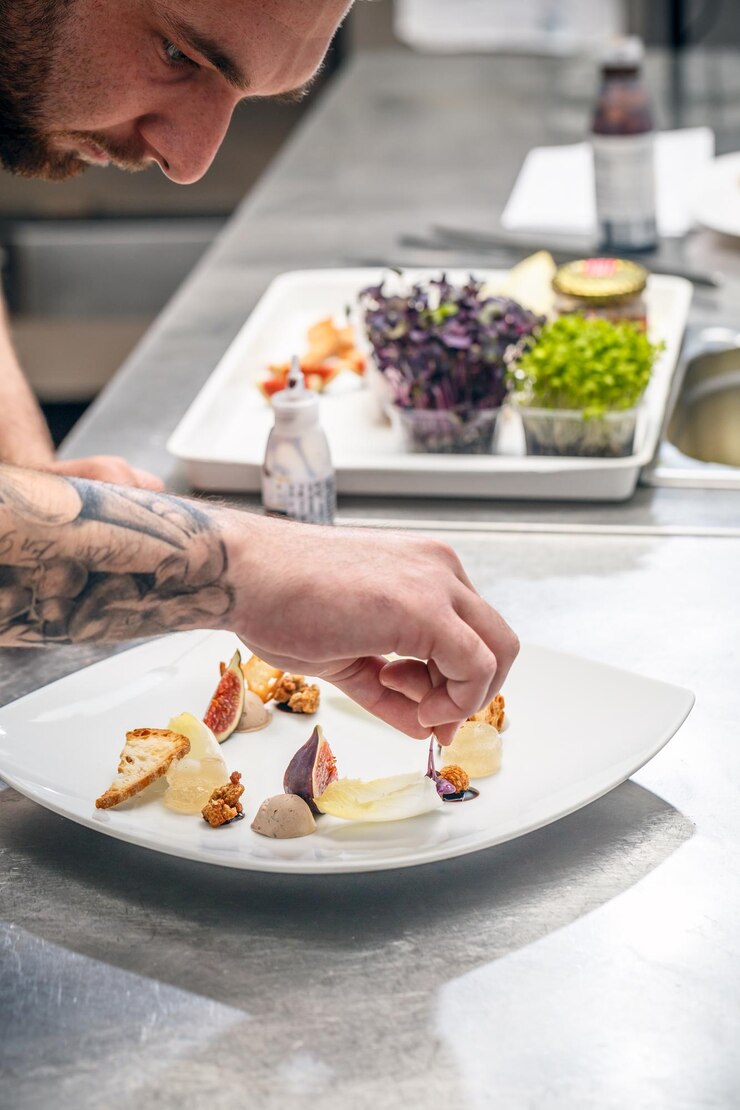 Un chef preparando aperitivo