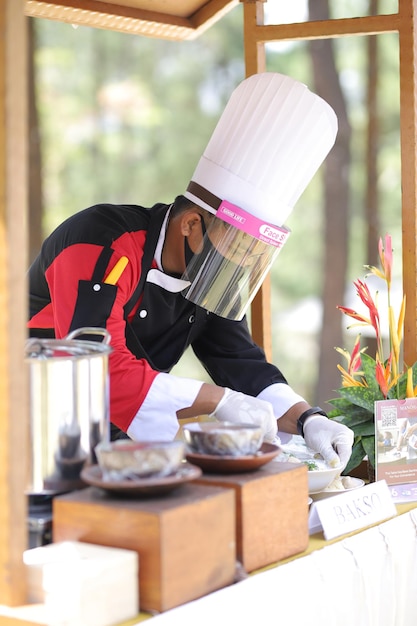 El chef preparando la comida para la ceremonia de boda