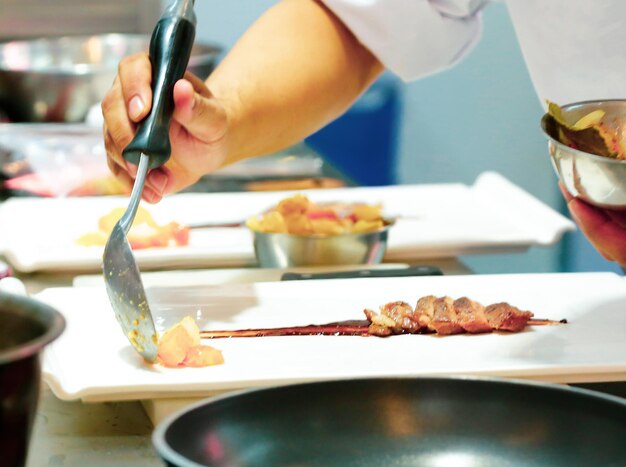 Chef preparando la comida en la cocina Chef cocinando Chef decorando el plato