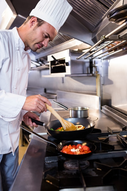 Chef preparando comida en la cocina