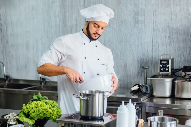 Chef preparando comida na moderna cozinha do restaurante