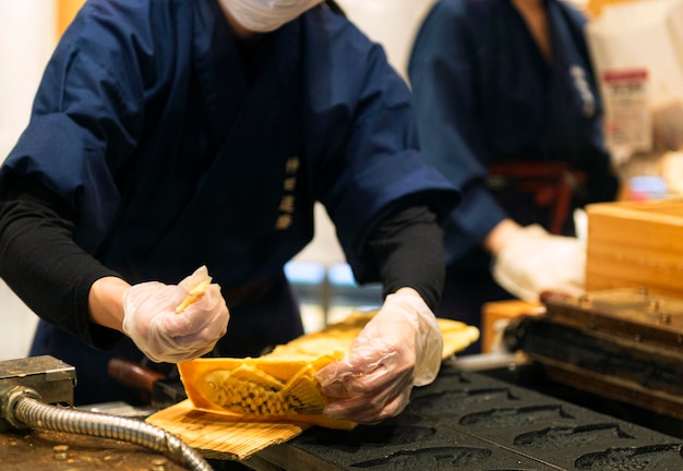 Foto chef preparando comida tradicional japonesa