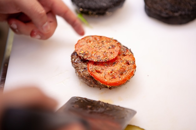 Chef preparando deliciosa carne de hamburguesa. En el restaurante