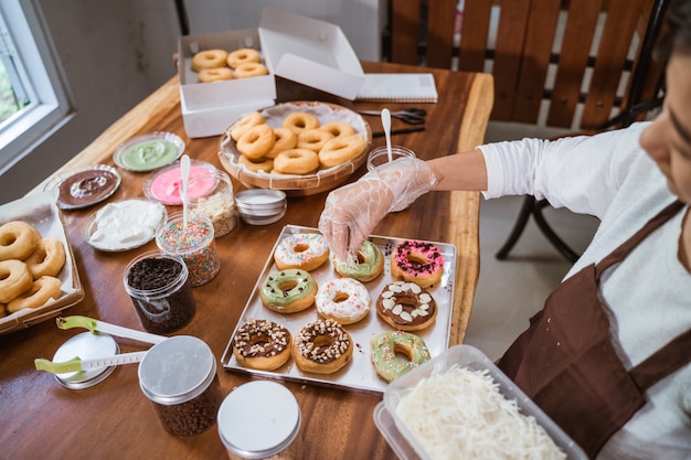 Chef preparando donas en la cocina