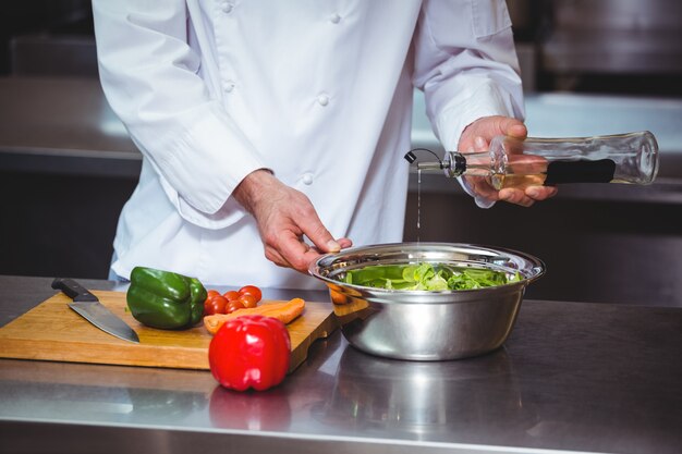 Chef preparando una ensalada