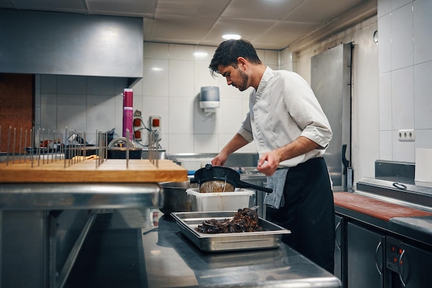 Chef preparando estofado de carne