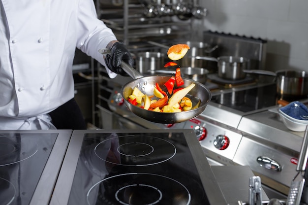 Foto chef preparando ludo em um restaurante para convidados