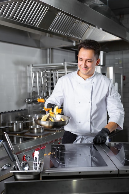 chef preparando ludo en un restaurante para invitados