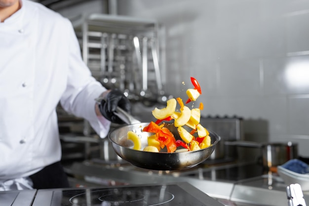 chef preparando ludo en un restaurante para invitados