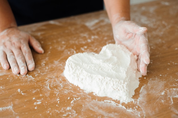 Chef preparando masa - proceso de cocción, corazón de harina.