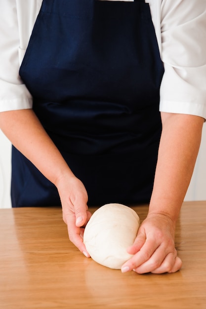 Chef preparando masa - proceso de cocción, trabajo con harina