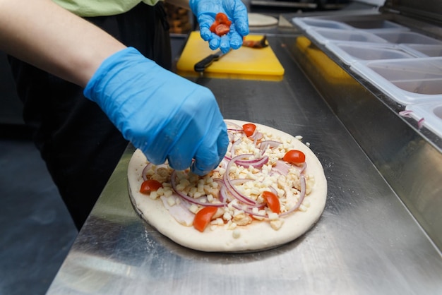 Chef preparando pizza en primer plano de la mesa de metal