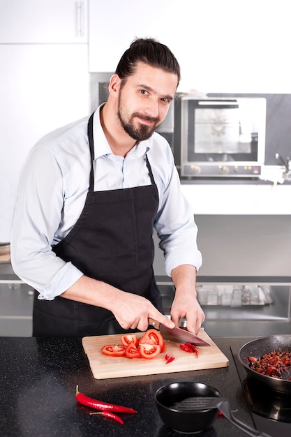 Chef preparando platos en una sartén