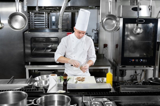 Chef preparando prato com frutos do mar, camarões. Conceito de cozinha mediterrânea