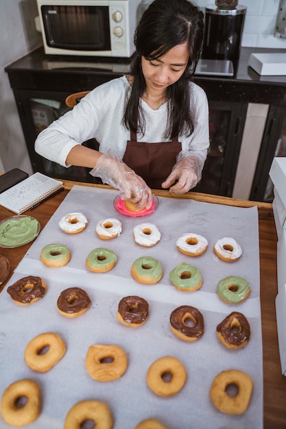 Foto chef preparando rosquinhas na cozinha