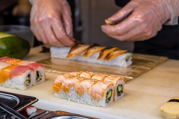 Chef preparando sushi en un restaurante