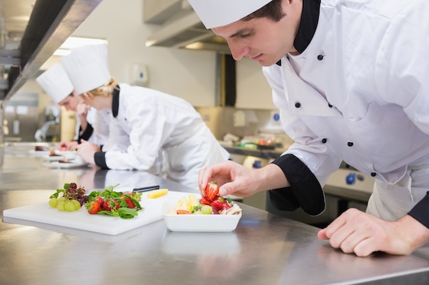 Chef preparando uma salada de frutas