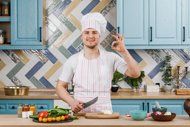 El chef presenta algo en la cocina.