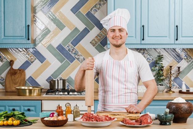 El chef presenta algo en la cocina.