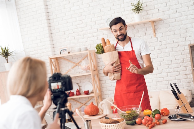 Chef presentando los alimentos para la cámara culinaria de podcast.